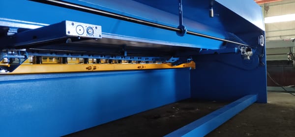 مقص صاج هيدروليك QC12K(Y) Swing Beam